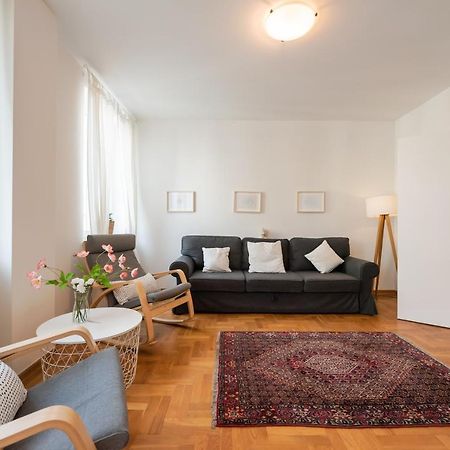 New Town Spacious Apartment وارسو المظهر الخارجي الصورة