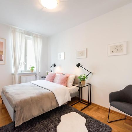 New Town Spacious Apartment وارسو المظهر الخارجي الصورة